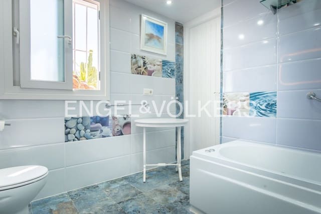 Chalet de 4 habitaciones en Altos de Estepona, Estepona en venta con piscina garaje - 1.295.000 € (Ref: 9872972)