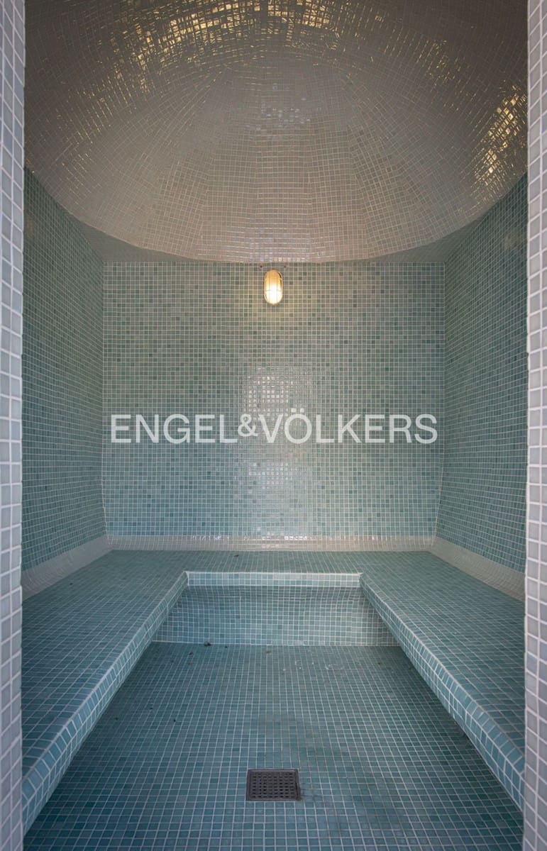 Chalet de 4 habitaciones en Estepona en venta con piscina garaje - 1.295.000 € (Ref: 9872972)