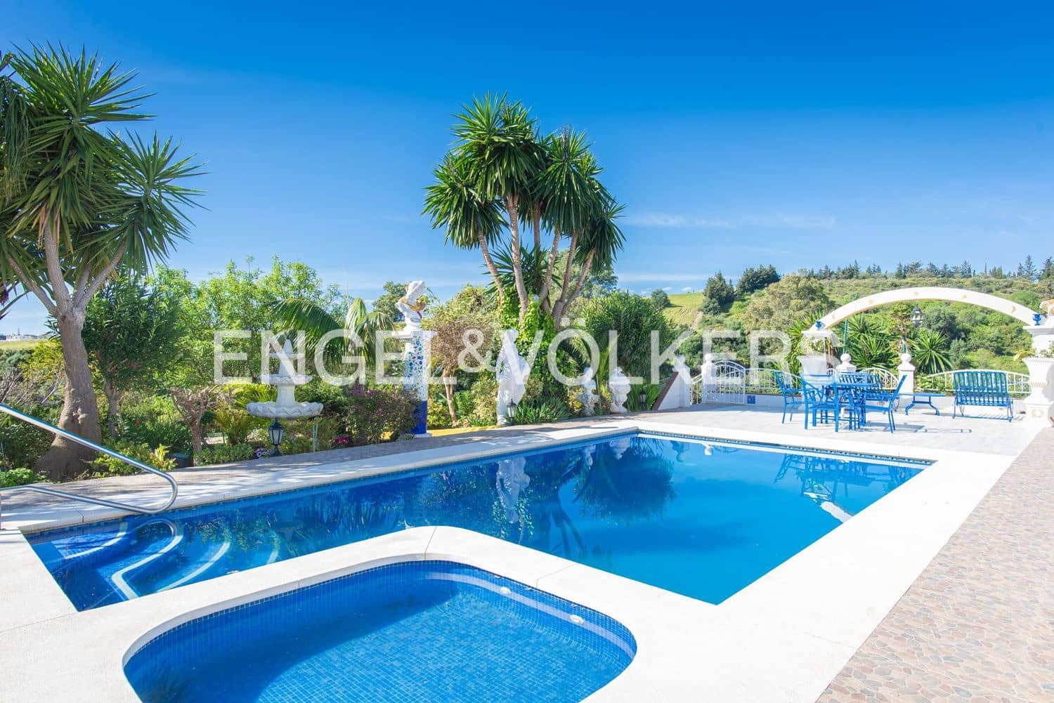 Chalet de 4 habitaciones en Estepona en venta con piscina garaje - 1.295.000 € (Ref: 9872972)