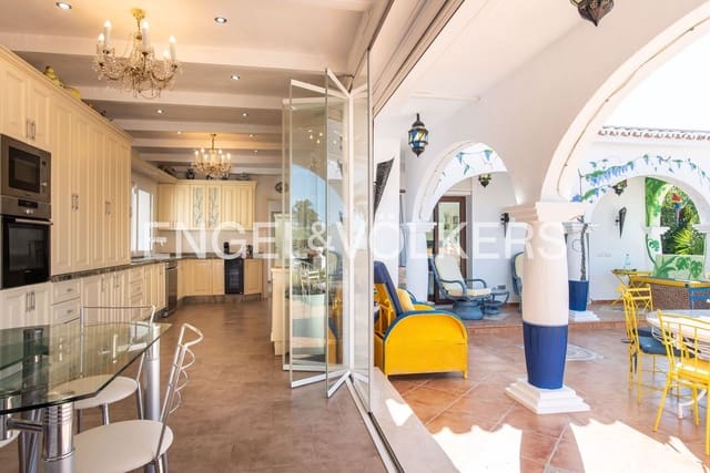Chalet de 4 habitaciones en Altos de Estepona, Estepona en venta con piscina garaje - 1.295.000 € (Ref: 9872972)