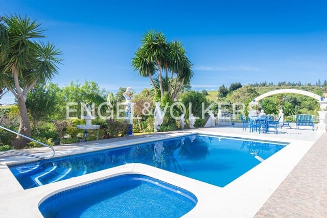 Chalet de 4 habitaciones en Altos de Estepona, Estepona en venta con piscina garaje - 1.295.000 € (Ref: 9872972)