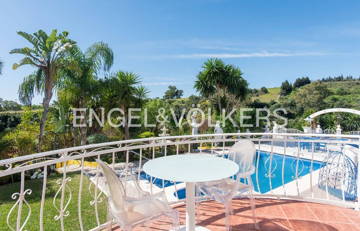 Chalet de 4 habitaciones en Estepona en venta con piscina garaje - 1.295.000 € (Ref: 9872972)
