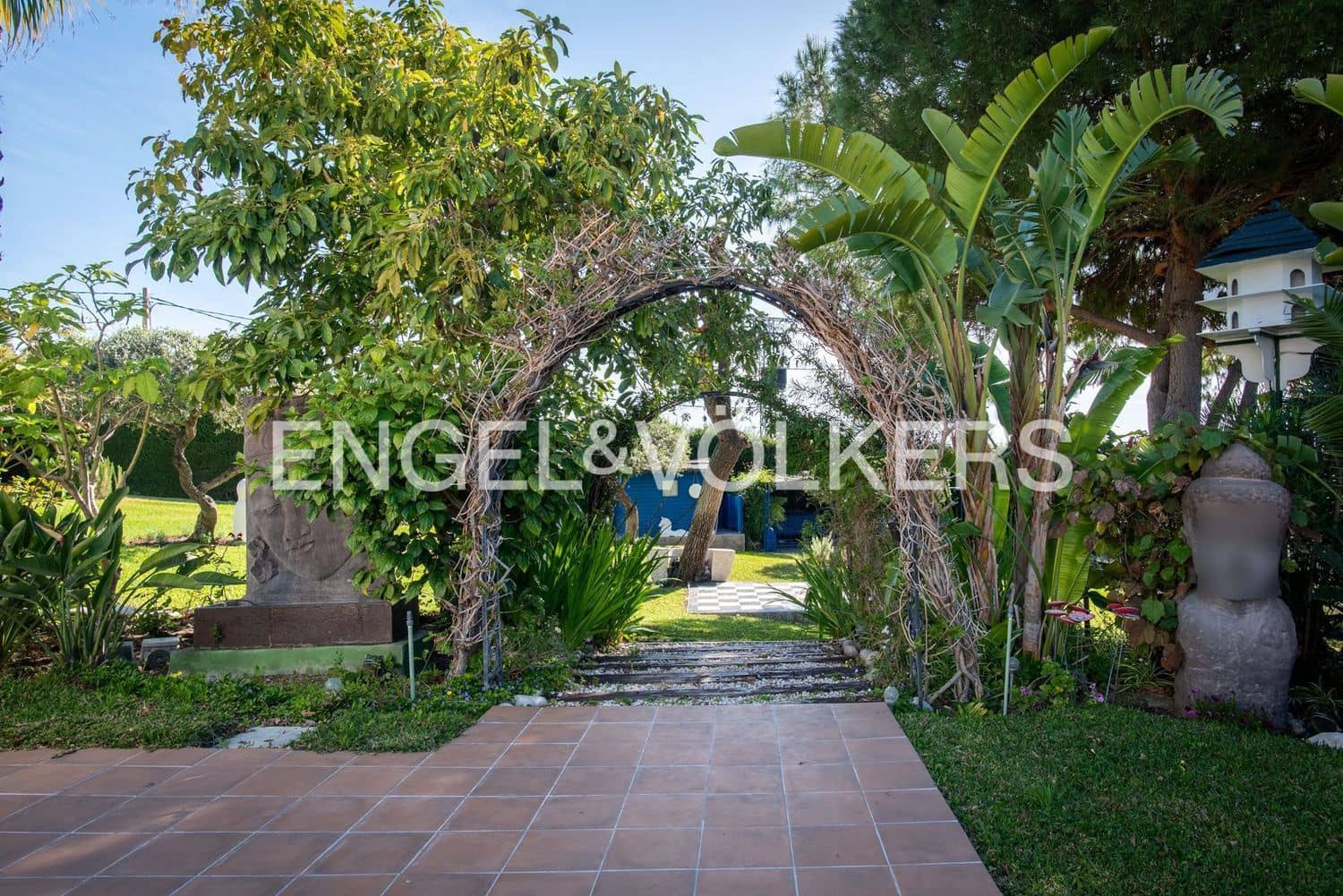 Chalet de 4 habitaciones en Estepona en venta con piscina garaje - 1.295.000 € (Ref: 9872972)