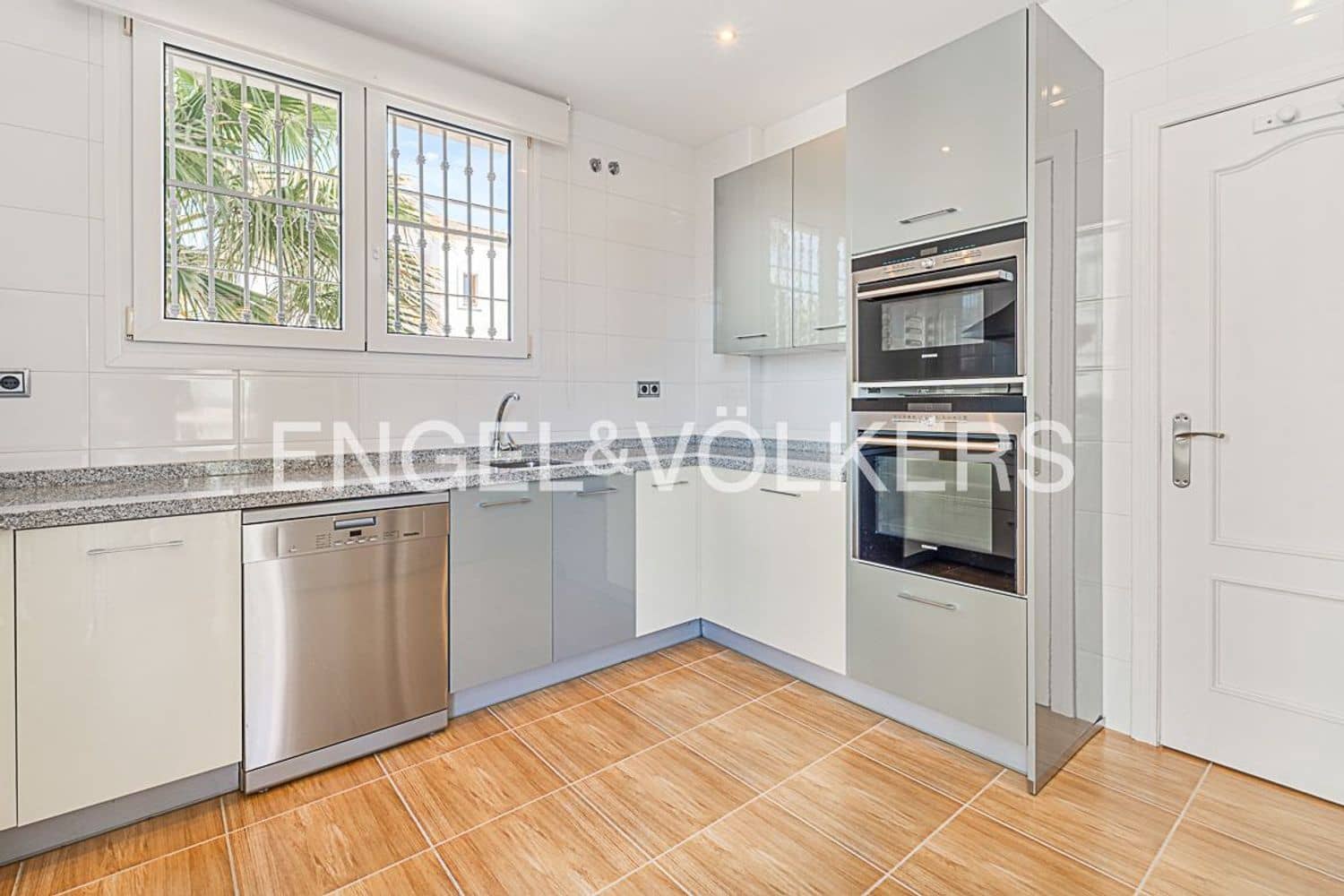 4 slaapkamer Villa te koop in Estepona met zwembad garage - € 1.200.000 (Ref: 9893724)