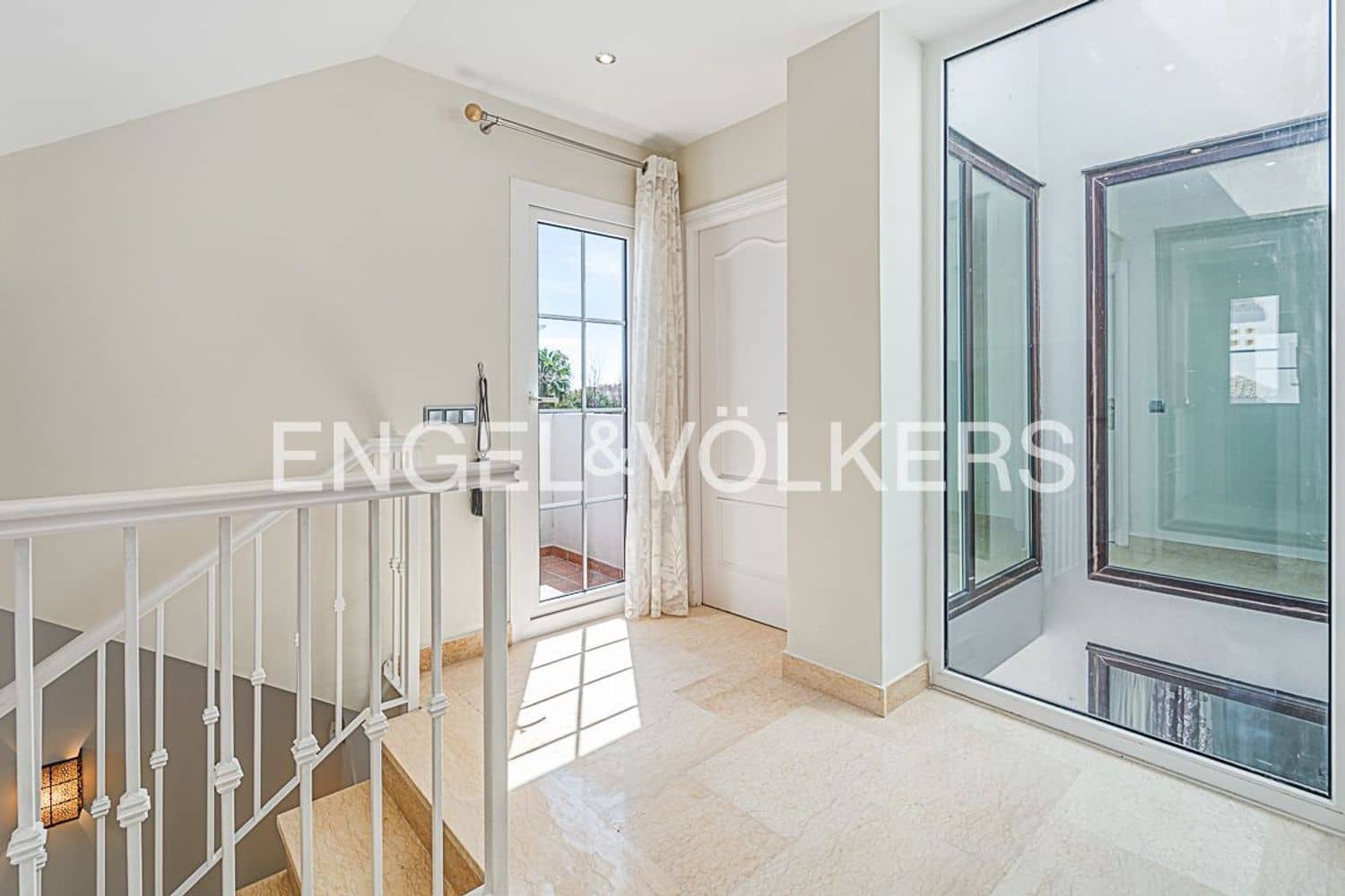 4 slaapkamer Villa te koop in Estepona met zwembad garage - € 1.200.000 (Ref: 9893724)