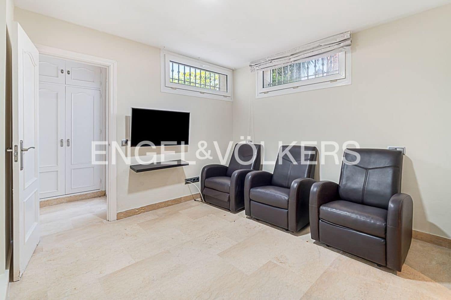4 slaapkamer Villa te koop in Estepona met zwembad garage - € 1.200.000 (Ref: 9893724)