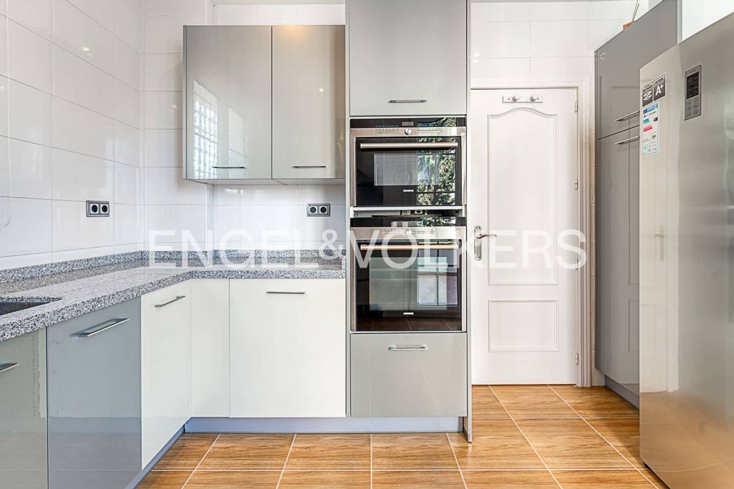 4 slaapkamer Villa te koop in Estepona met zwembad garage - € 1.200.000 (Ref: 9893724)