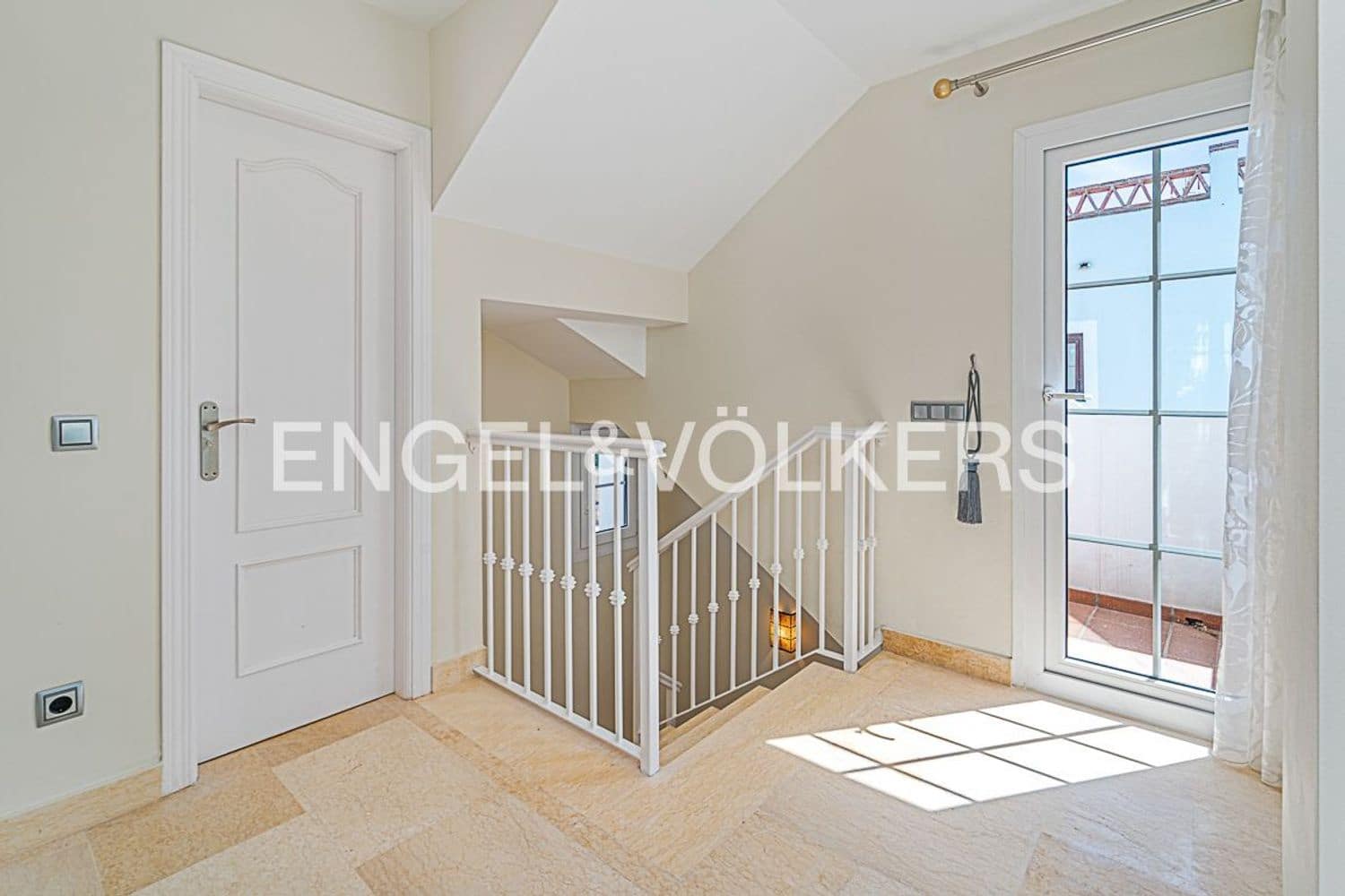 4 slaapkamer Villa te koop in Estepona met zwembad garage - € 1.200.000 (Ref: 9893724)