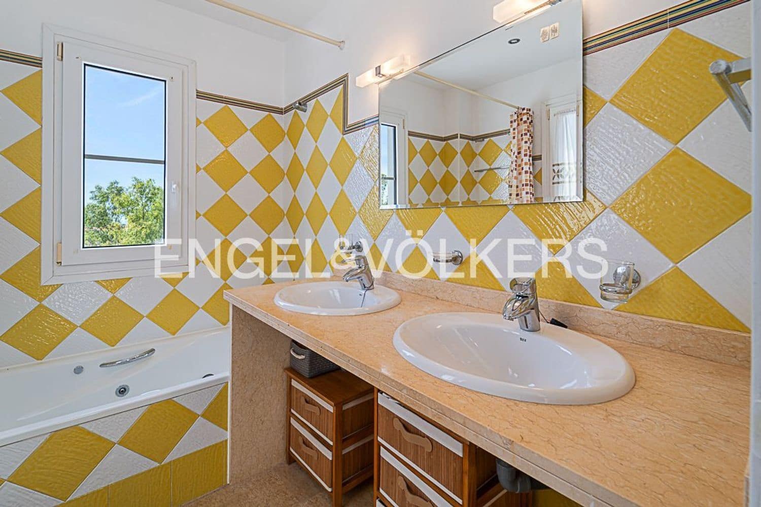 4 slaapkamer Villa te koop in Estepona met zwembad garage - € 1.200.000 (Ref: 9893724)