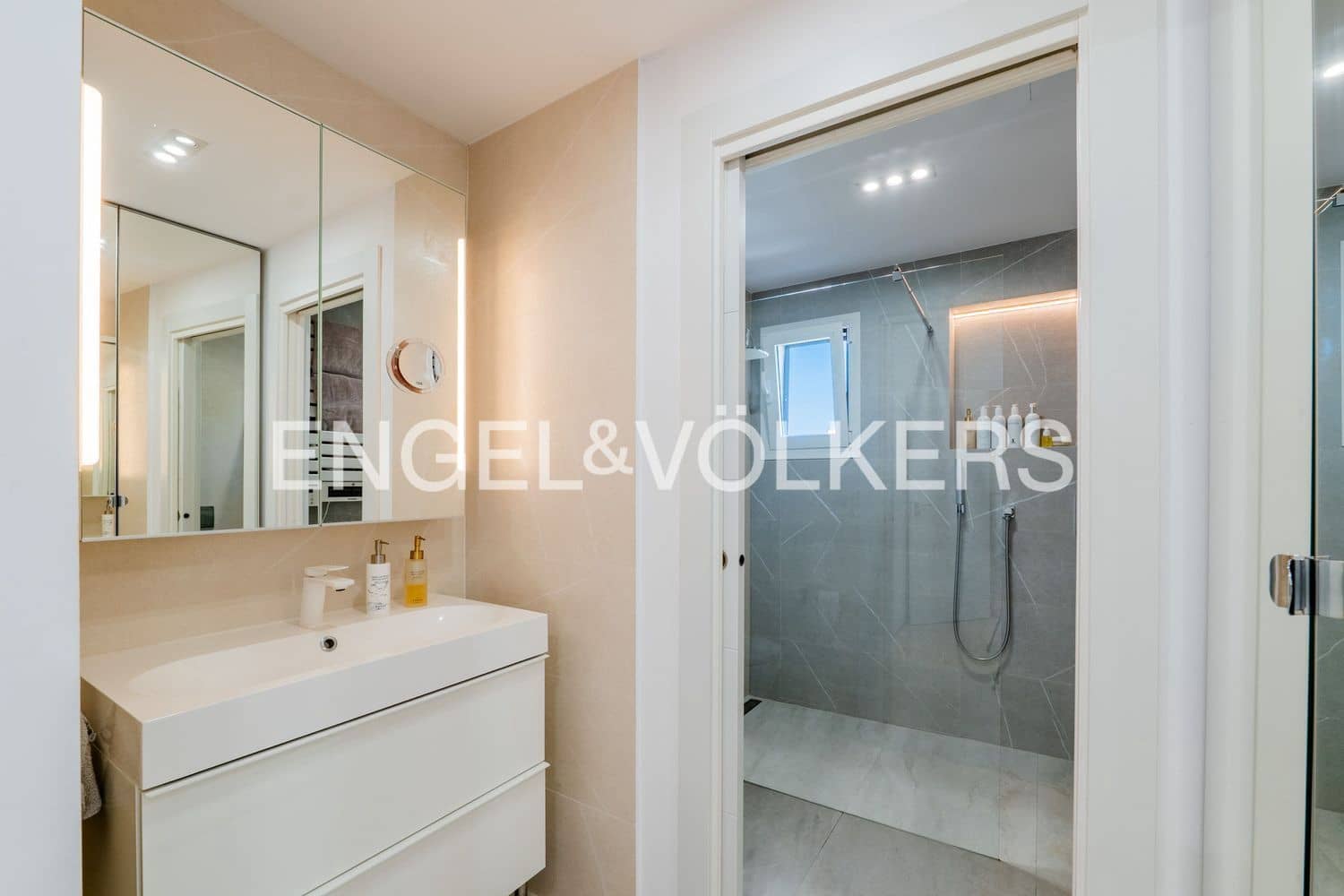 4 Zimmer Villa zu verkaufen in Estepona mit Pool Garage - 950.000 € (Ref: 9898894)
