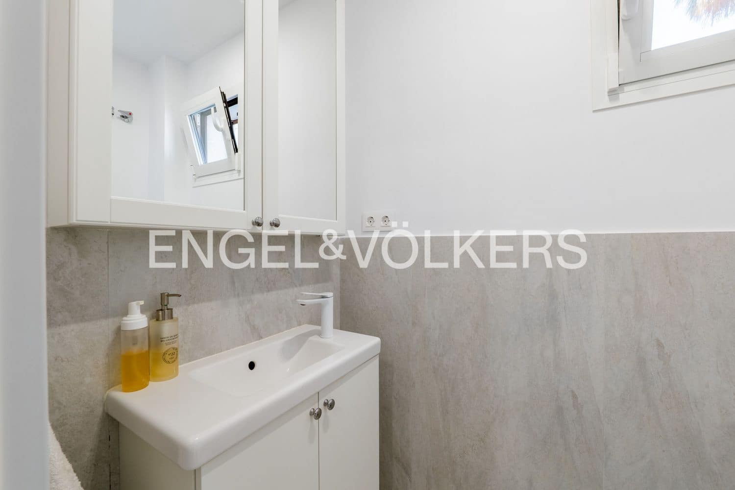 4 Zimmer Villa zu verkaufen in Estepona mit Pool Garage - 950.000 € (Ref: 9898894)