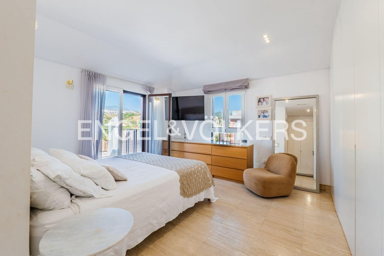 4 Zimmer Villa zu verkaufen in Estepona mit Pool Garage - 950.000 € (Ref: 9898894)
