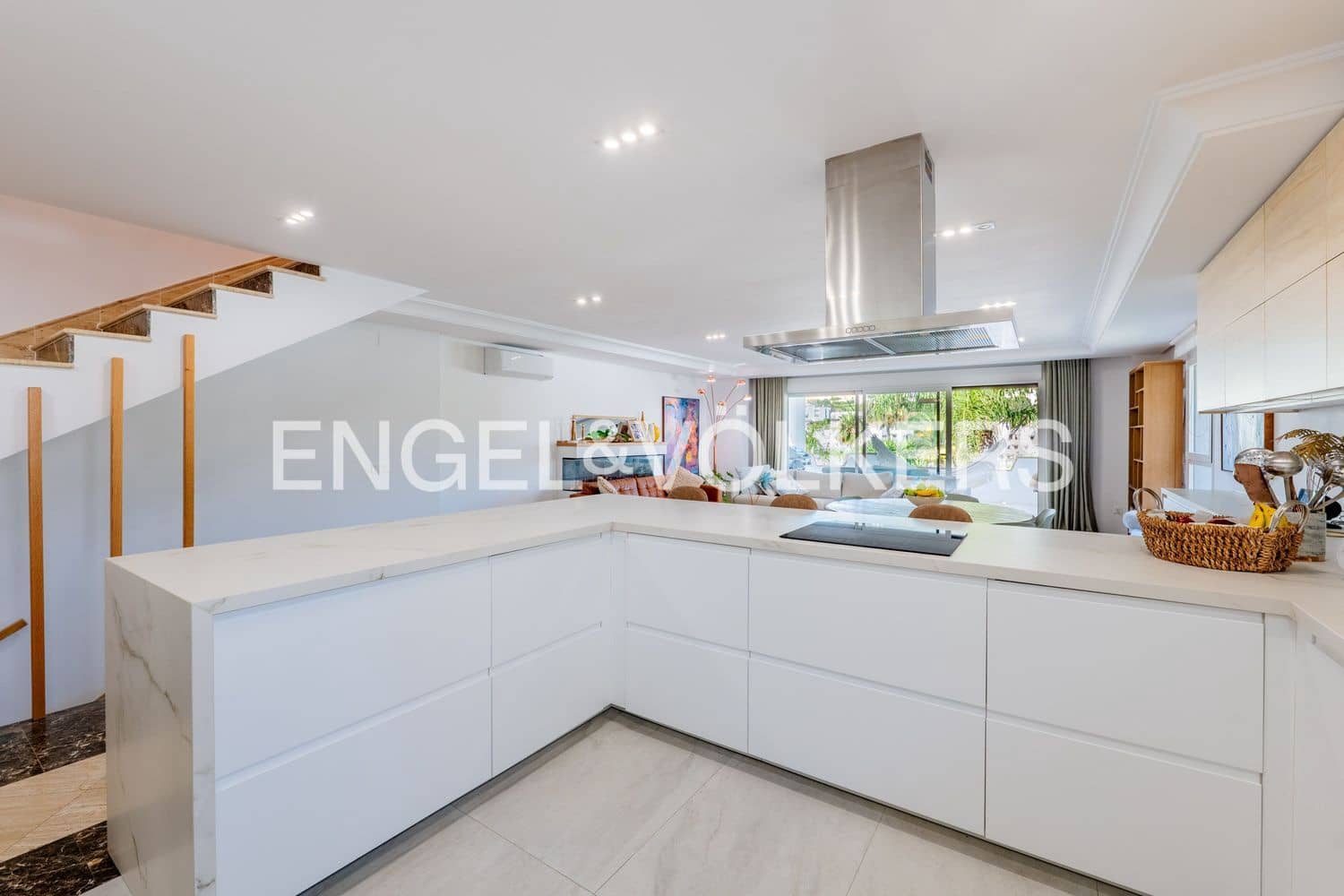 4 Zimmer Villa zu verkaufen in Estepona mit Pool Garage - 950.000 € (Ref: 9898894)