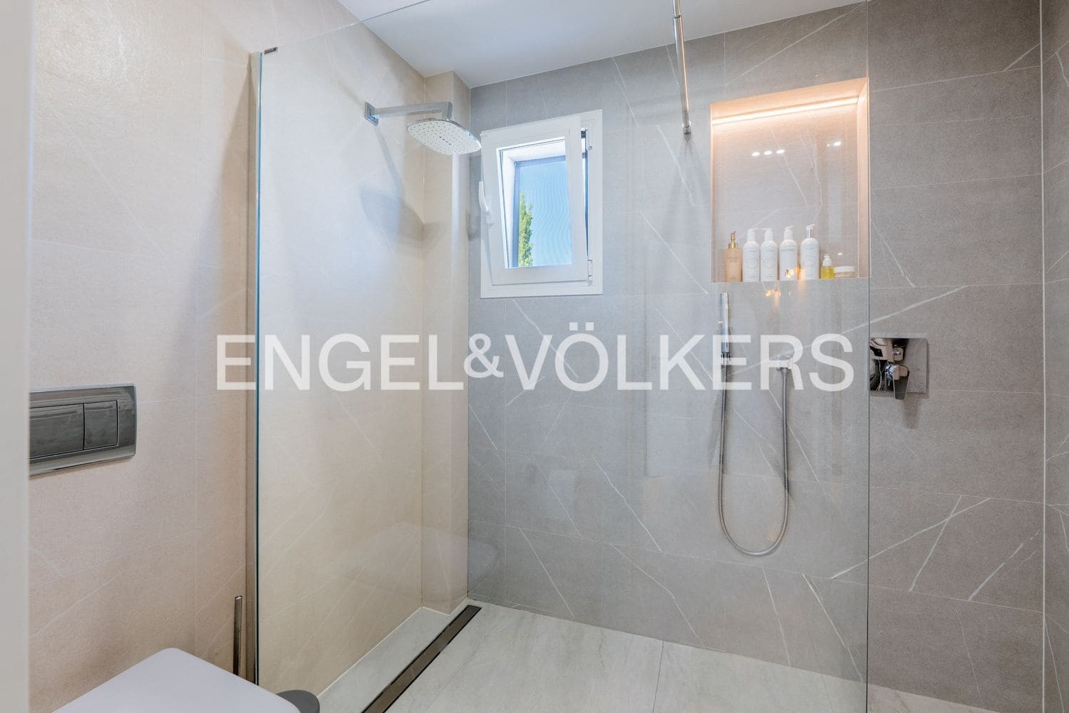 4 Zimmer Villa zu verkaufen in Estepona mit Pool Garage - 950.000 € (Ref: 9898894)