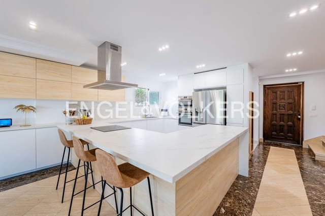 4 Zimmer Villa zu verkaufen in Resinera-Voladilla, Estepona mit Pool Garage - 950.000 € (Ref: 9898894)