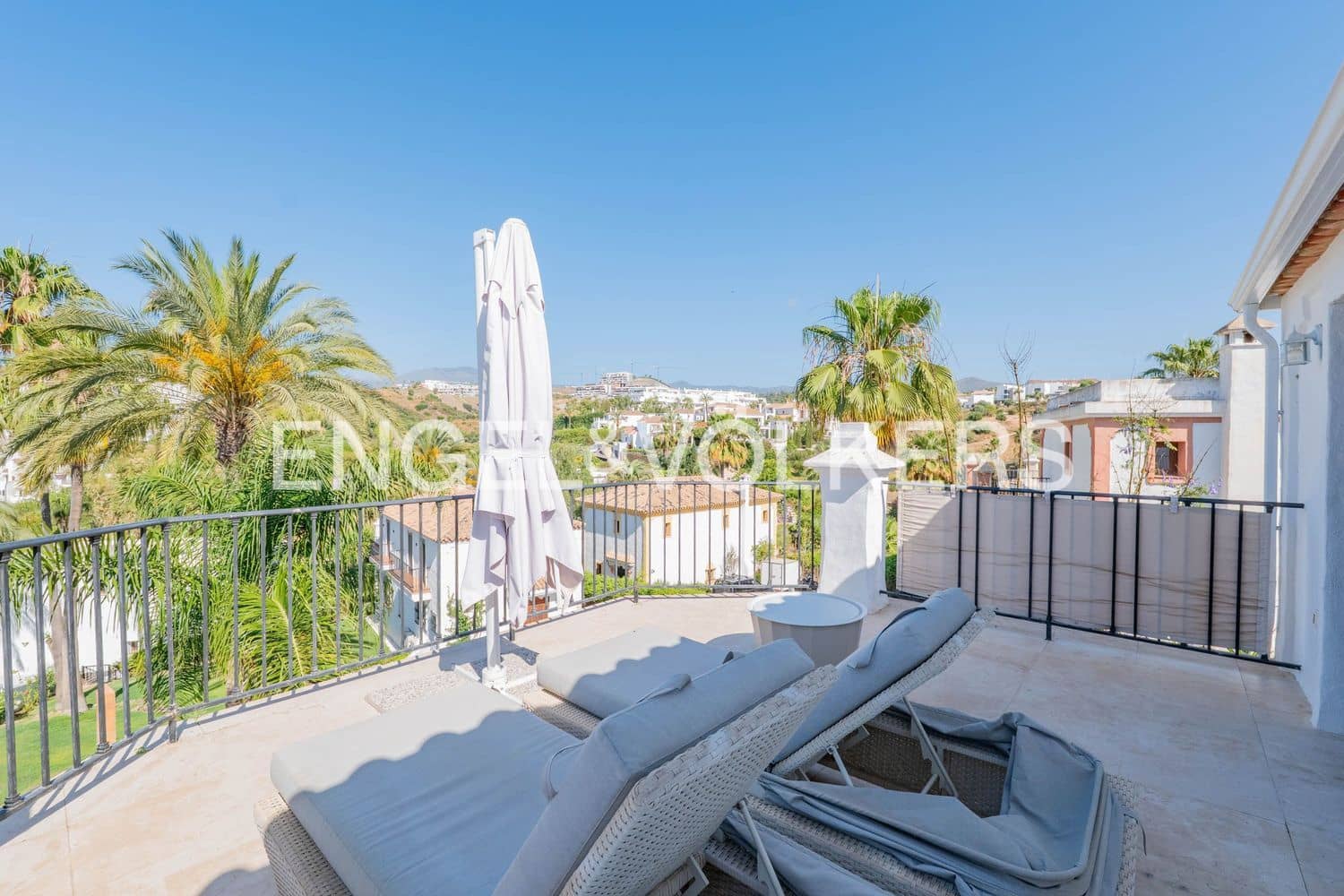 4 Zimmer Villa zu verkaufen in Estepona mit Pool Garage - 950.000 € (Ref: 9898894)