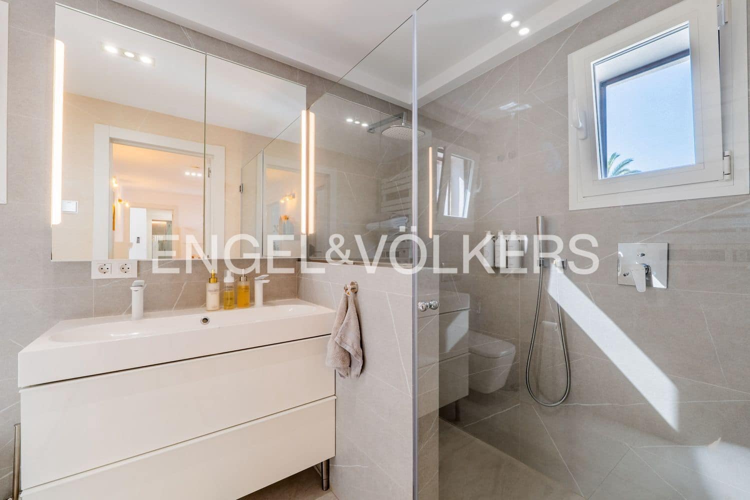 4 Zimmer Villa zu verkaufen in Estepona mit Pool Garage - 950.000 € (Ref: 9898894)