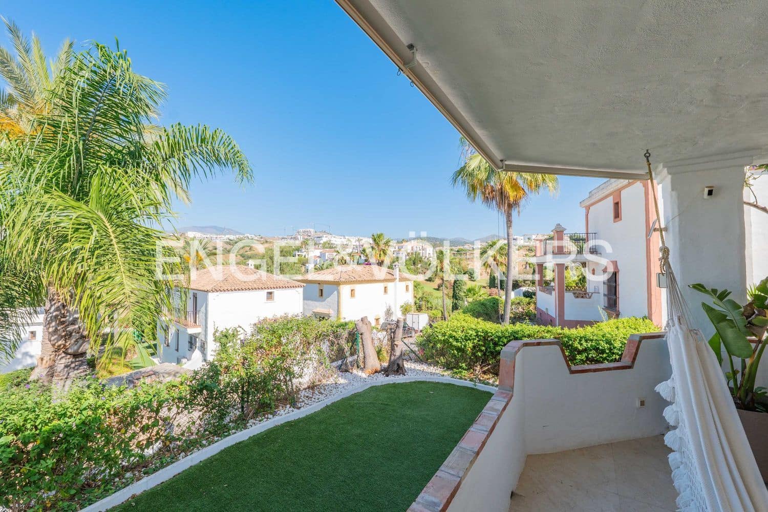 4 Zimmer Villa zu verkaufen in Estepona mit Pool Garage - 950.000 € (Ref: 9898894)