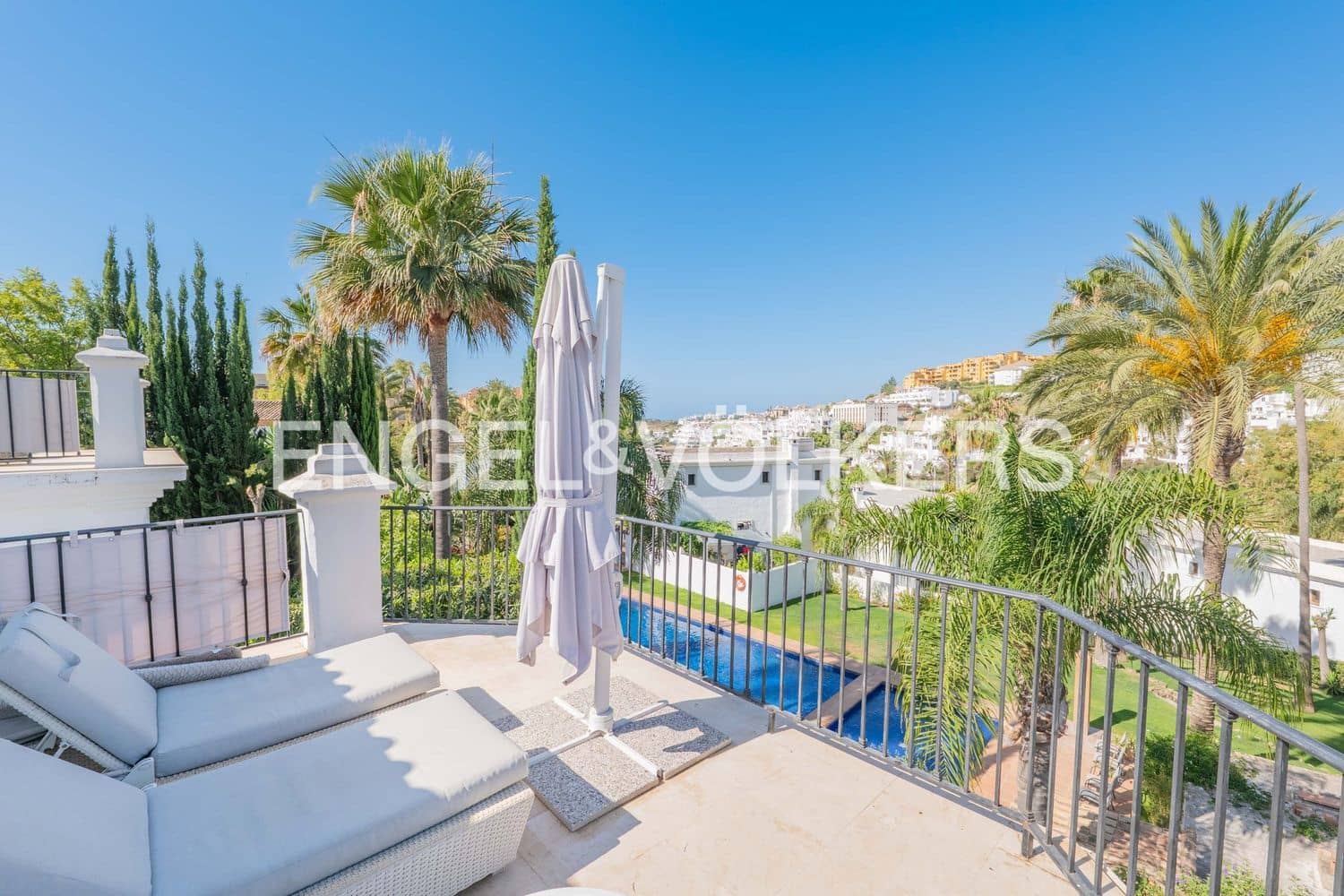 4 Zimmer Villa zu verkaufen in Estepona mit Pool Garage - 950.000 € (Ref: 9898894)