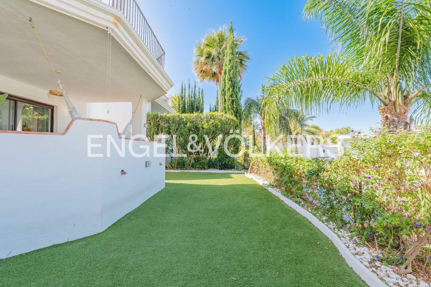 4 Zimmer Villa zu verkaufen in Estepona mit Pool Garage - 950.000 € (Ref: 9898894)