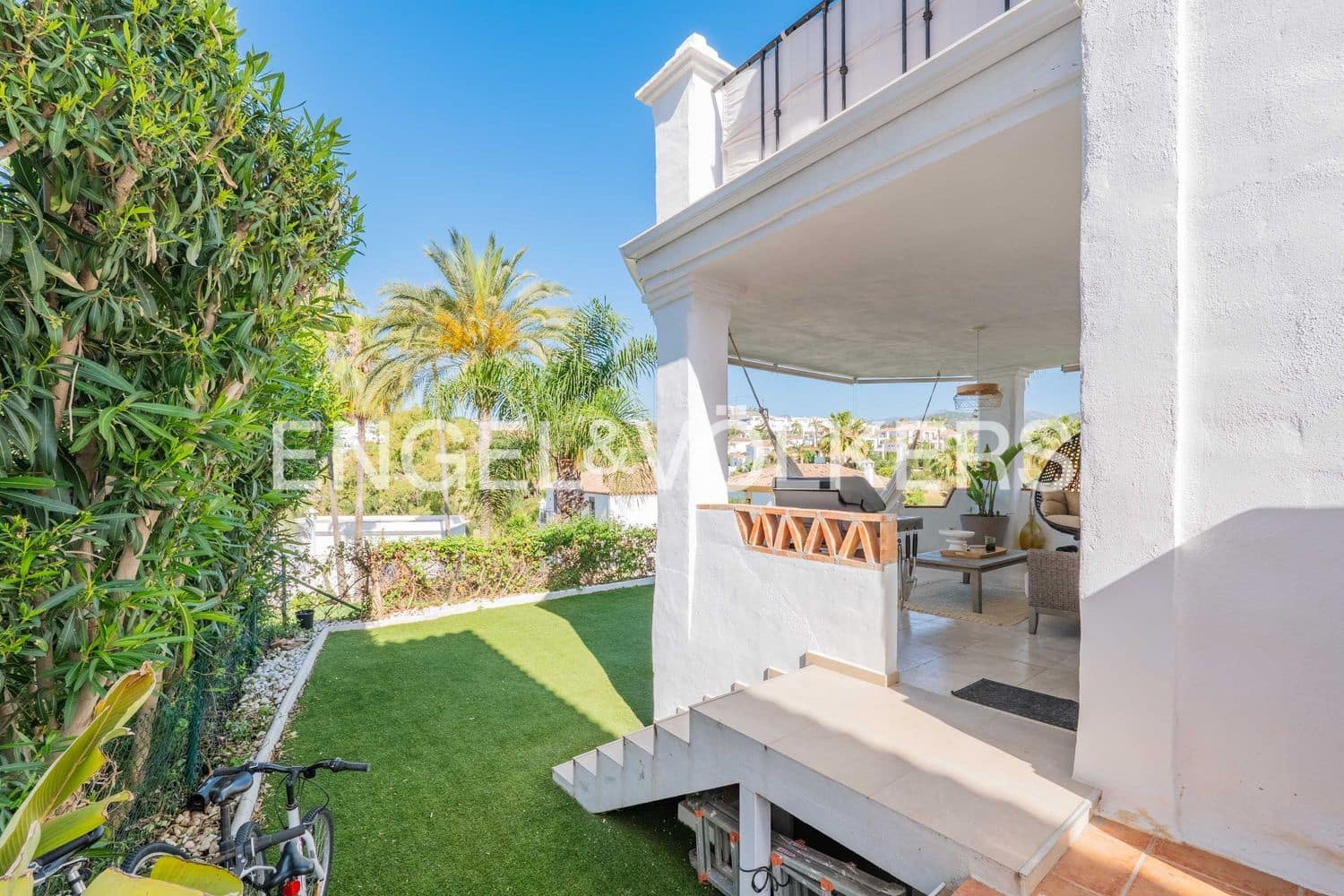 4 Zimmer Villa zu verkaufen in Estepona mit Pool Garage - 950.000 € (Ref: 9898894)