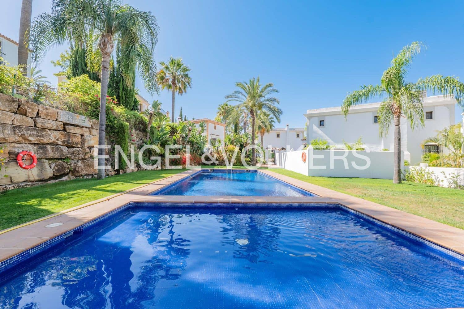 4 Zimmer Villa zu verkaufen in Estepona mit Pool Garage - 950.000 € (Ref: 9898894)