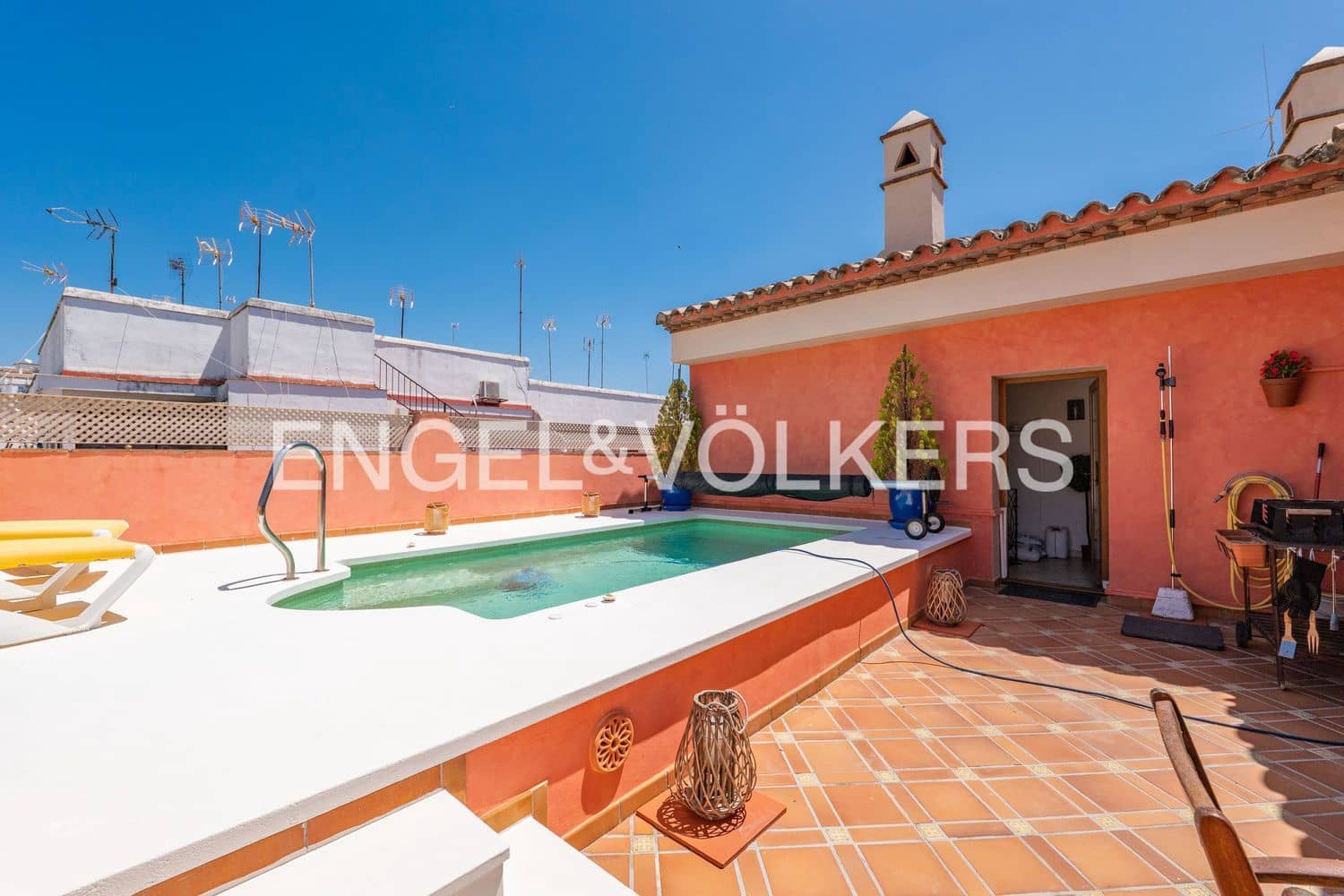 5 bedroom Villa for sale in Estepona with pool garage - € 1,700,000 (Ref: 9898895)