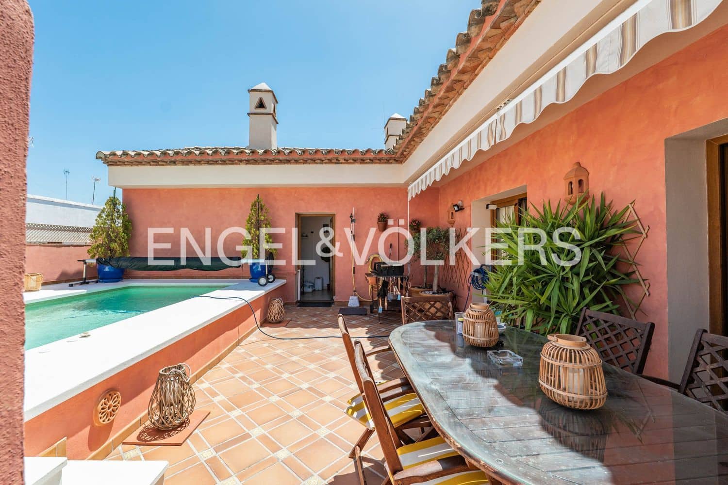 5 bedroom Villa for sale in Estepona with pool garage - € 1,700,000 (Ref: 9898895)