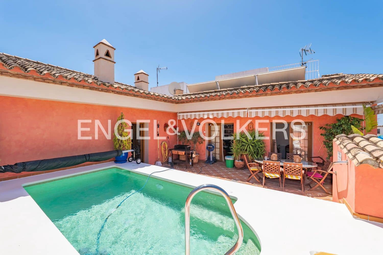 5 bedroom Villa for sale in Estepona with pool garage - € 1,700,000 (Ref: 9898895)