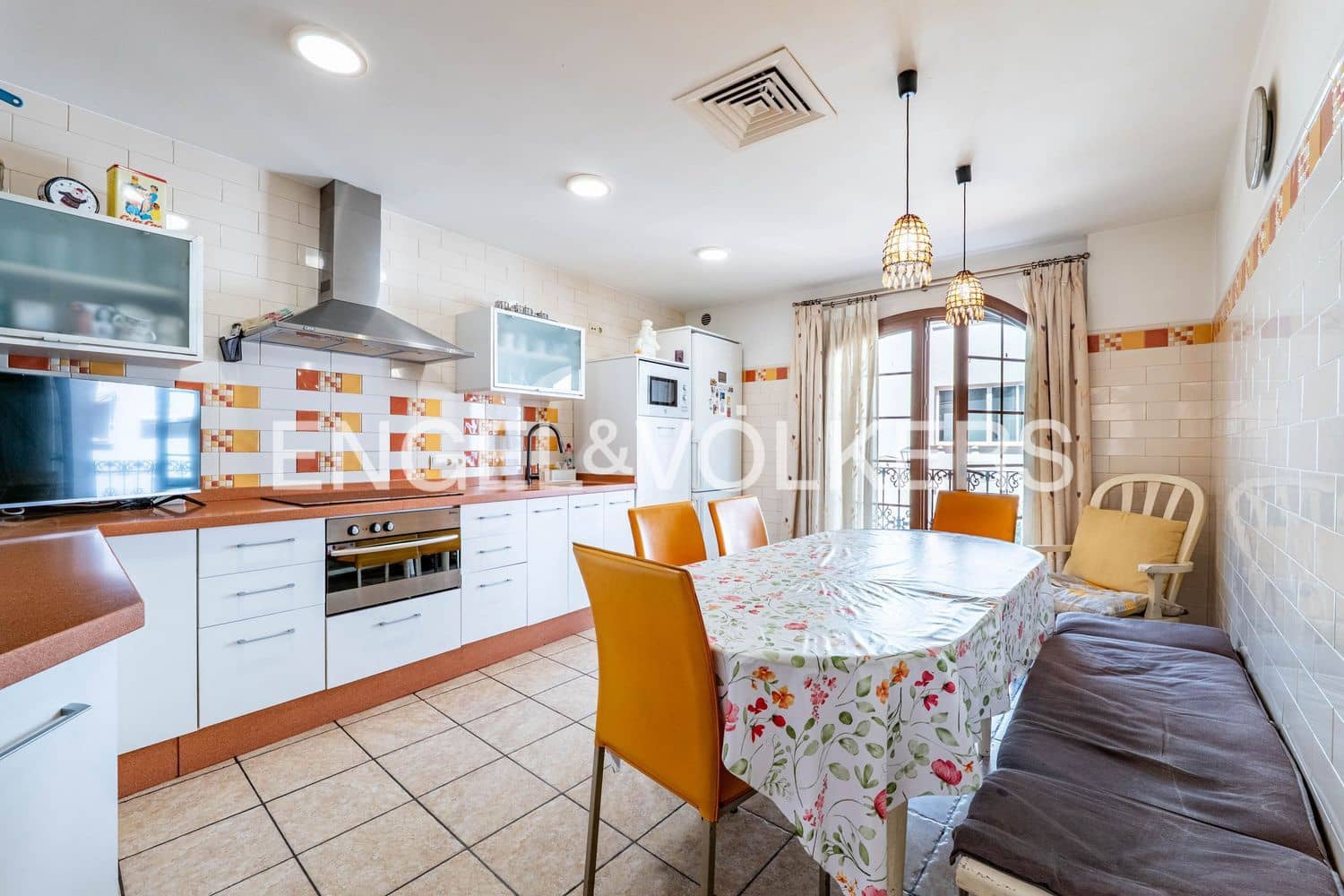5 bedroom Villa for sale in Estepona with pool garage - € 1,700,000 (Ref: 9898895)
