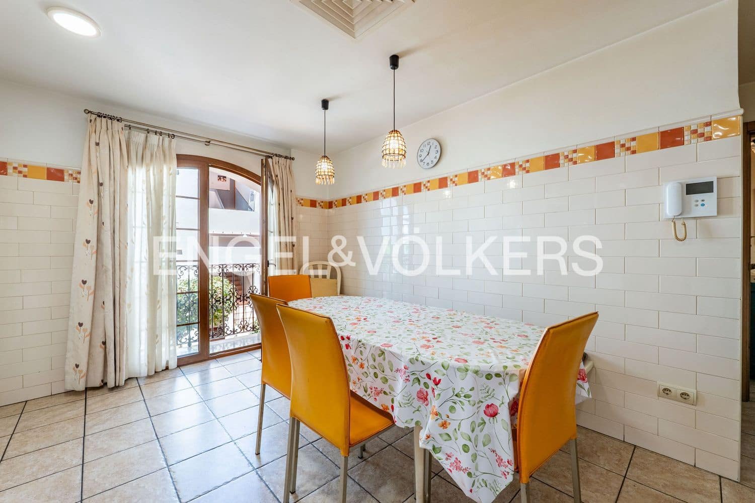 5 bedroom Villa for sale in Estepona with pool garage - € 1,700,000 (Ref: 9898895)