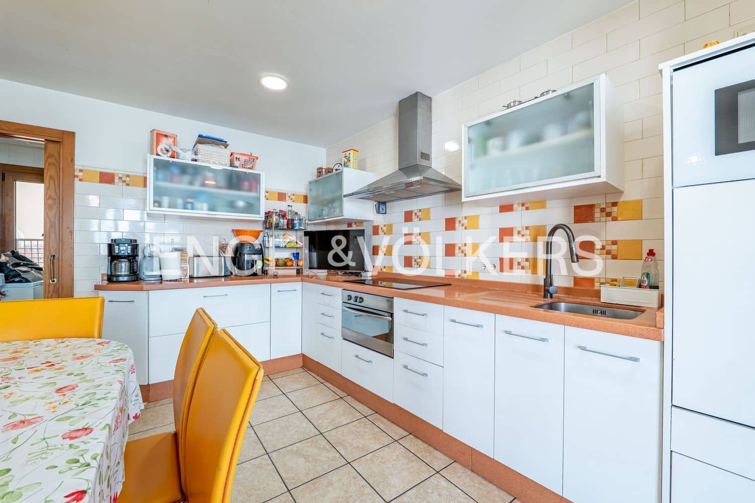 5 bedroom Villa for sale in Estepona with pool garage - € 1,700,000 (Ref: 9898895)