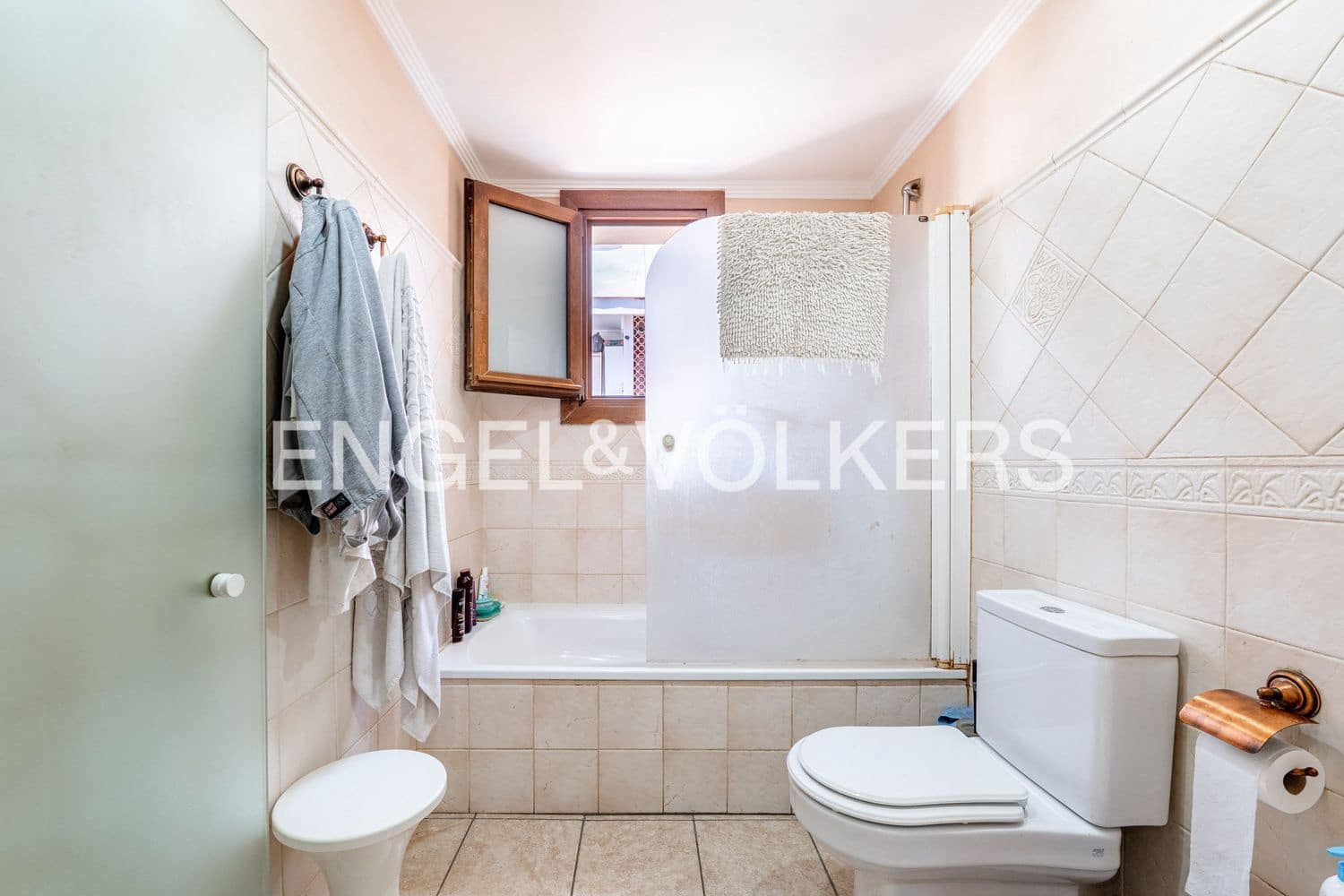 5 bedroom Villa for sale in Estepona with pool garage - € 1,700,000 (Ref: 9898895)