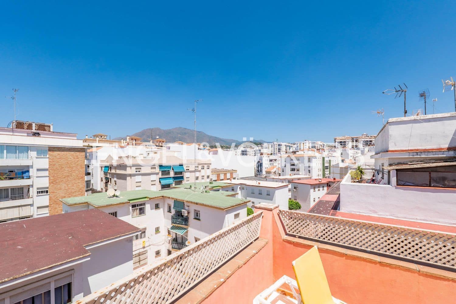 5 bedroom Villa for sale in Estepona with pool garage - € 1,700,000 (Ref: 9898895)