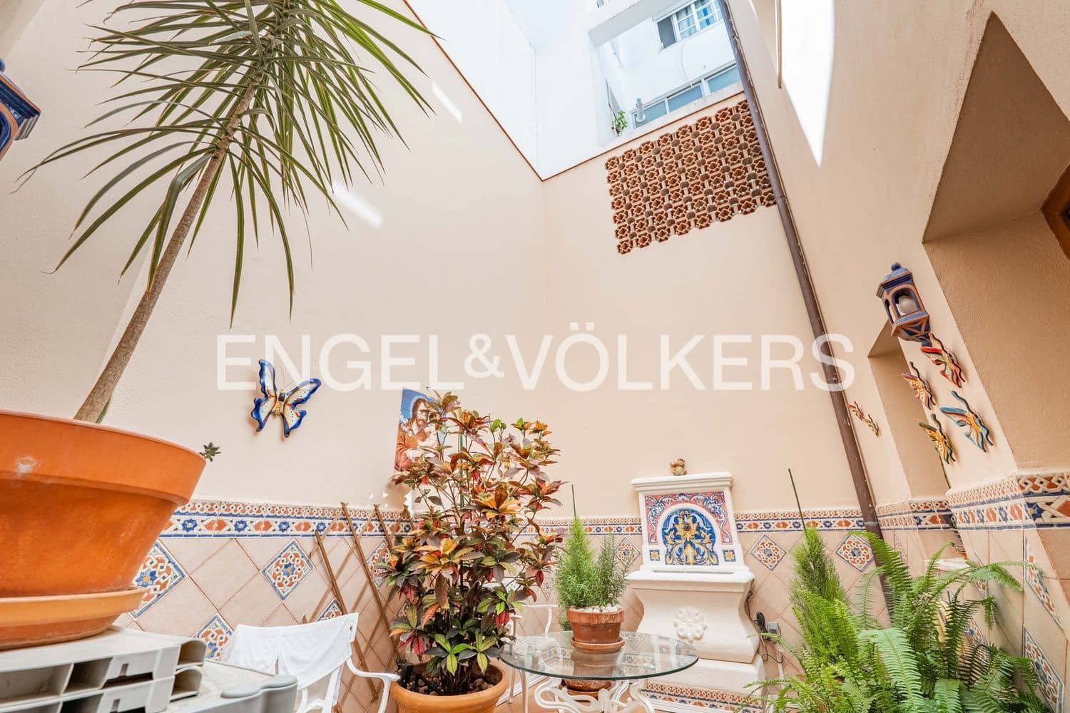 5 bedroom Villa for sale in Estepona with pool garage - € 1,700,000 (Ref: 9898895)