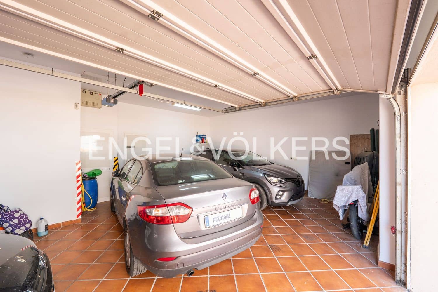 5 bedroom Villa for sale in Estepona with pool garage - € 1,700,000 (Ref: 9898895)