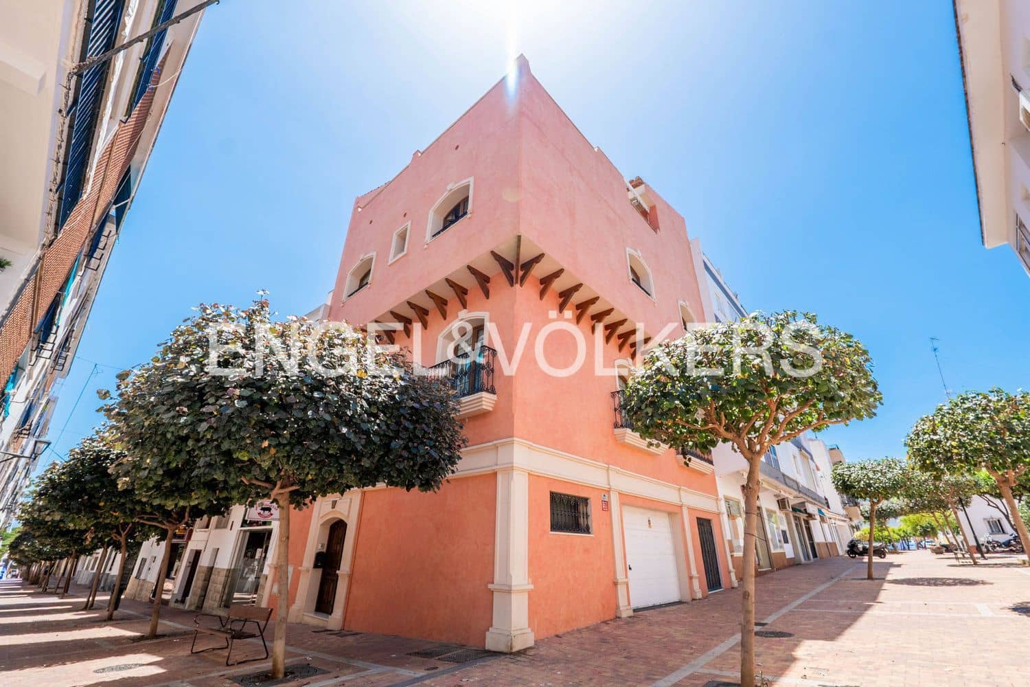 5 bedroom Villa for sale in Estepona with pool garage - € 1,700,000 (Ref: 9898895)