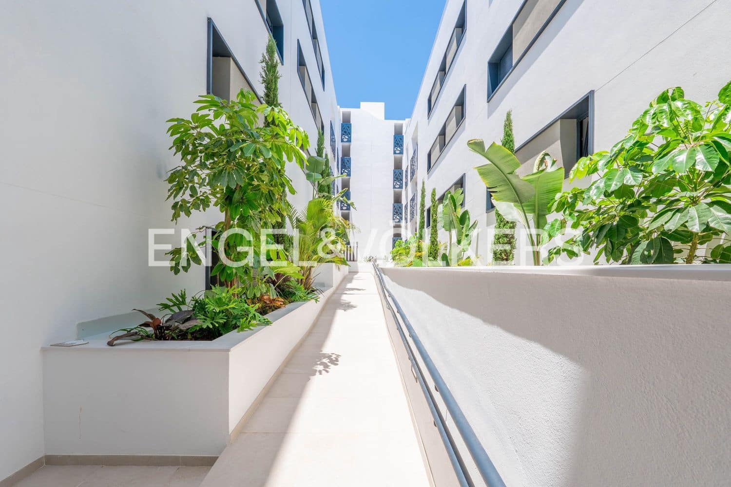 2 sovrum Lägenhet till salu i Estepona med pool garage - 650 000 € (Ref: 9912522)