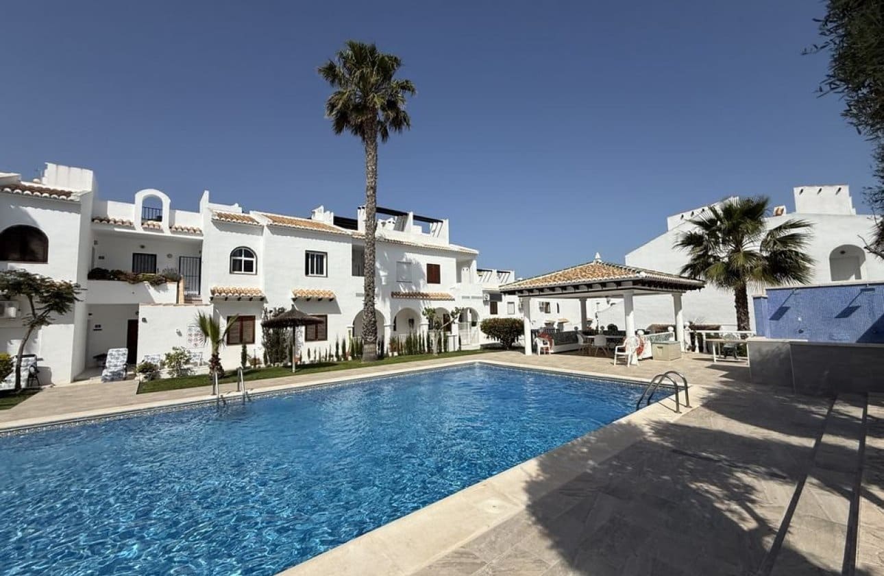 3 soveværelse Byhus til salg i Ciudad Quesada med swimmingpool - € 199.950 (Ref: 10118436)