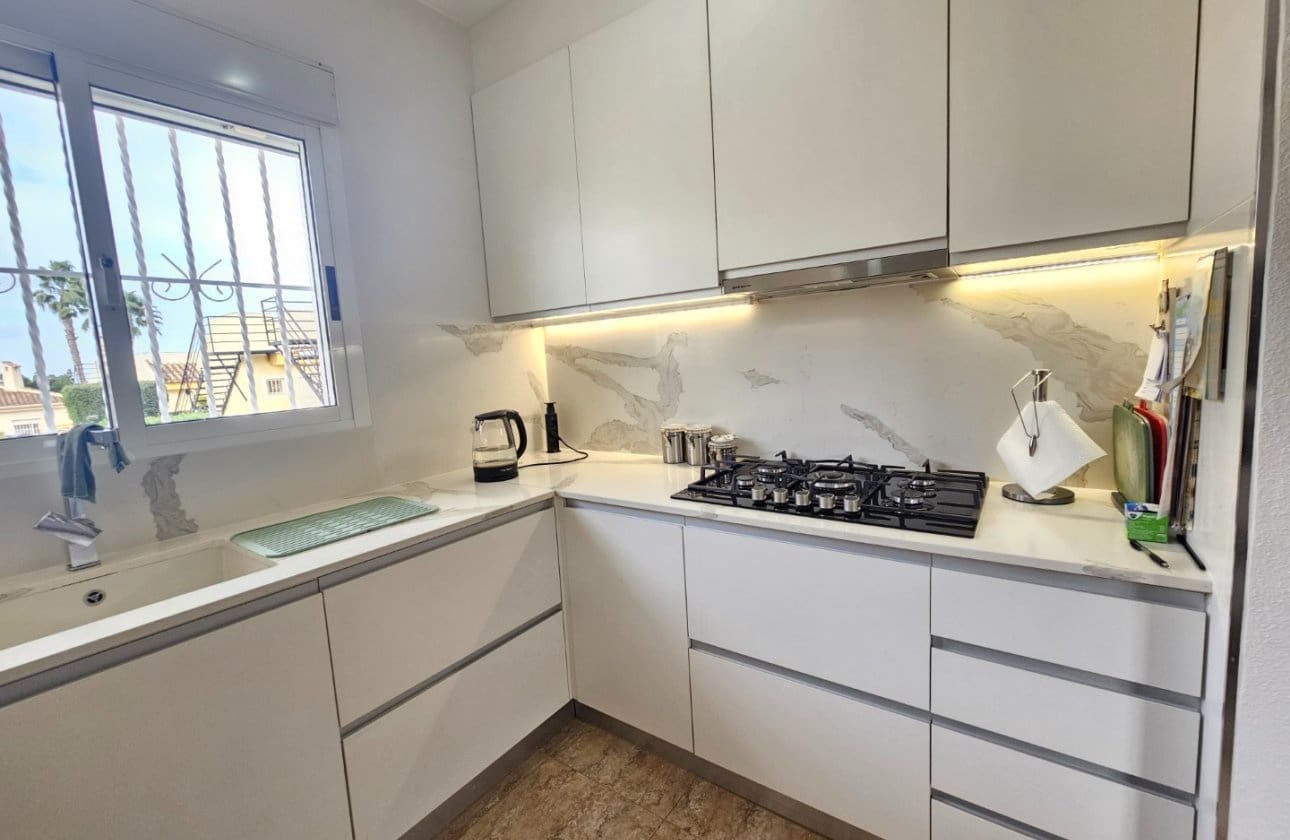 3 sypialnia Willa na sprzedaż w Benimar z basenem garażem - 299 000 € (Ref: 9548976)