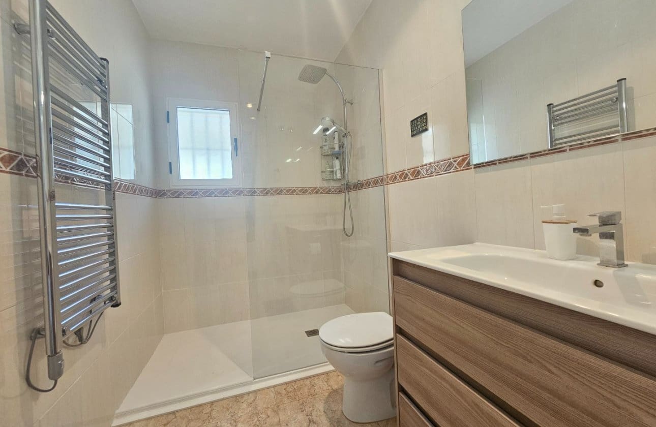 3 sypialnia Willa na sprzedaż w Benimar z basenem garażem - 299 000 € (Ref: 9548976)