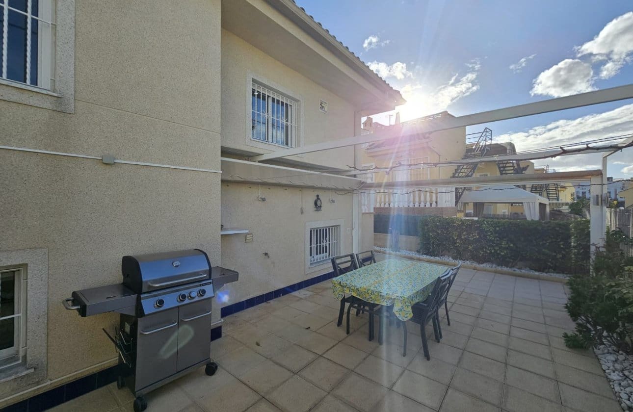 3 sypialnia Willa na sprzedaż w Benimar z basenem garażem - 299 000 € (Ref: 9548976)