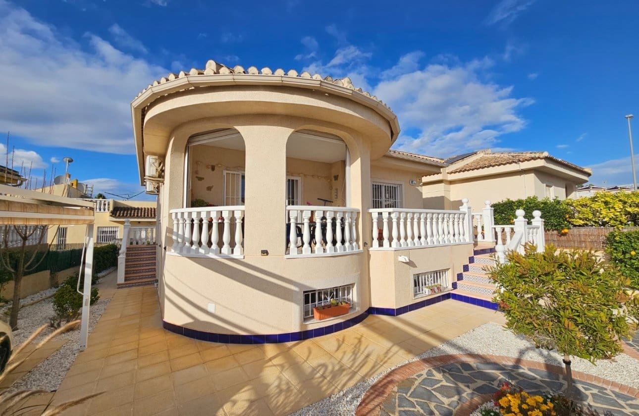 3 sypialnia Willa na sprzedaż w Benimar z basenem garażem - 299 000 € (Ref: 9548976)