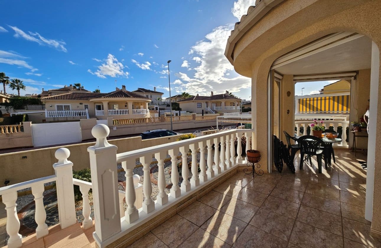 3 sypialnia Willa na sprzedaż w Benimar z basenem garażem - 299 000 € (Ref: 9548976)