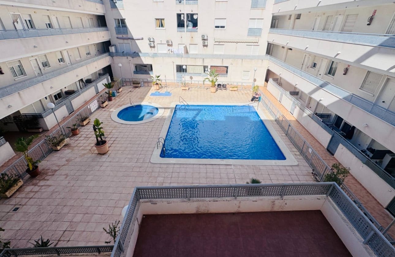 Apartamento de 2 habitaciones en Almoradí en venta con piscina - 109.950 € (Ref: 9631832)