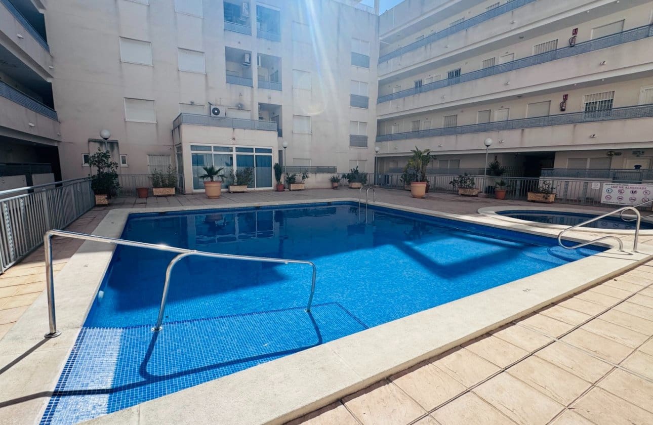 Apartamento de 2 habitaciones en Almoradí en venta con piscina - 109.950 € (Ref: 9631832)