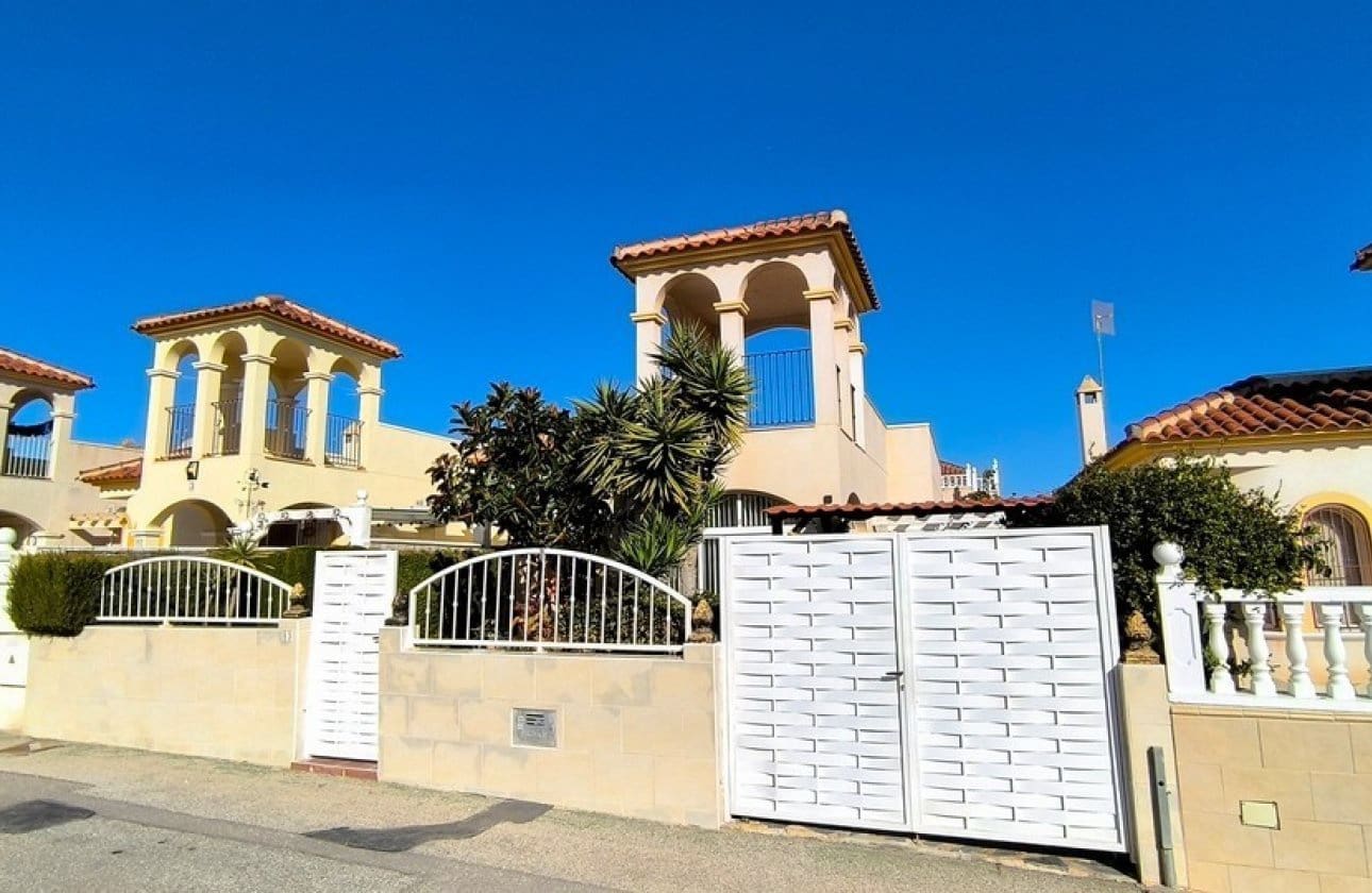 3 bedroom Villa for sale in Algorfa with pool - € 207,000 (Ref: 9652390)