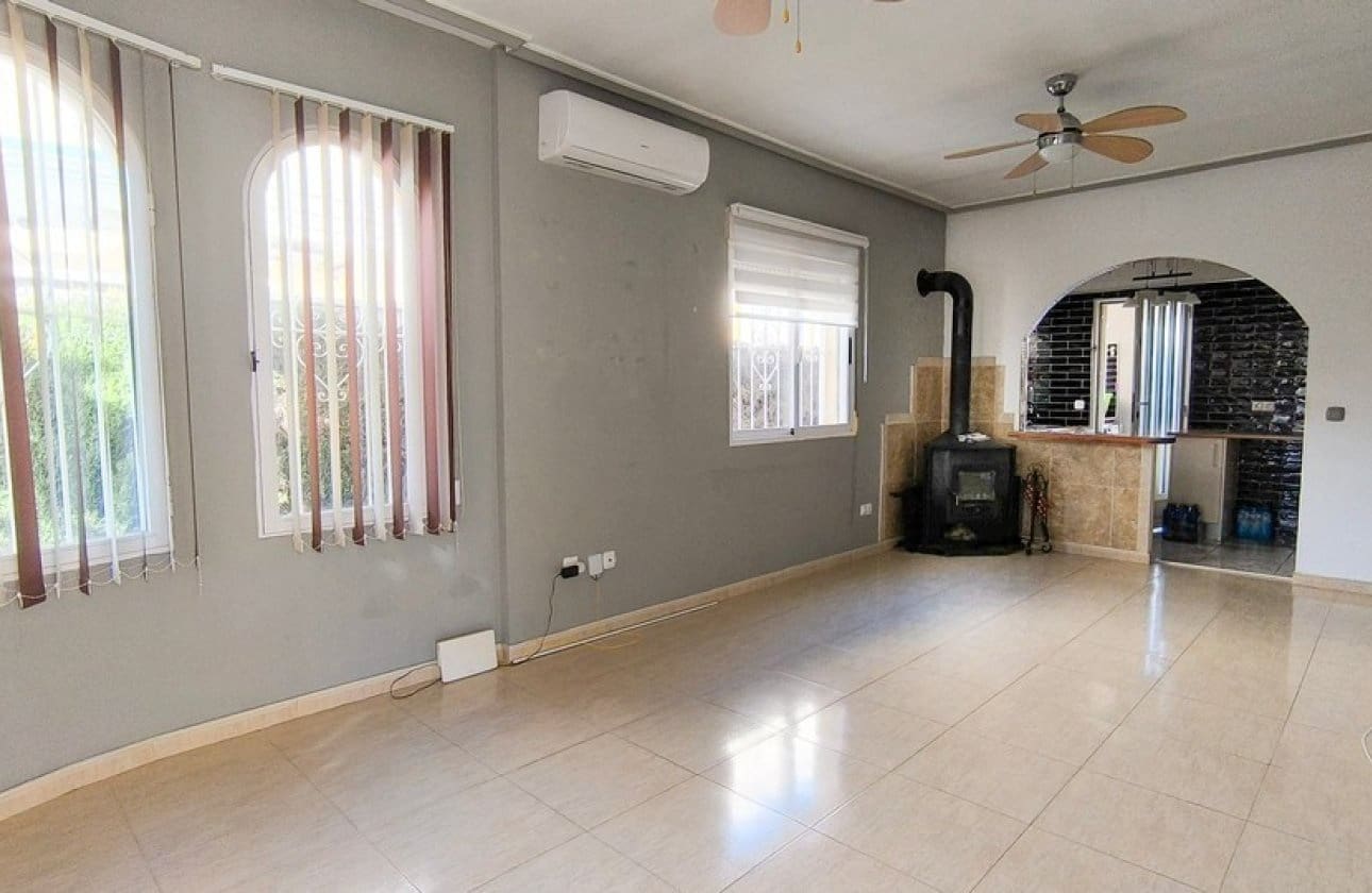 3 bedroom Villa for sale in Algorfa with pool - € 207,000 (Ref: 9652390)