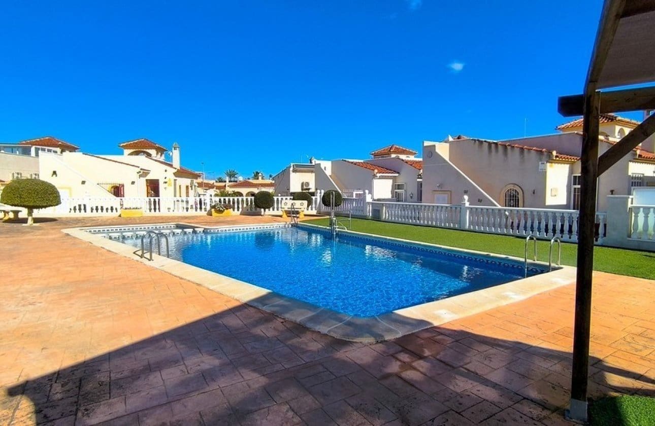 3 bedroom Villa for sale in Algorfa with pool - € 207,000 (Ref: 9652390)