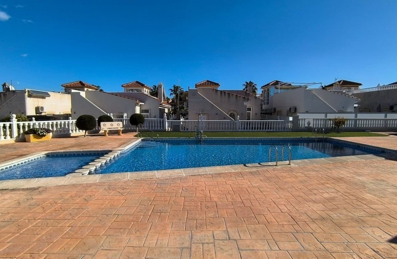 3 bedroom Villa for sale in Algorfa with pool - € 207,000 (Ref: 9652390)